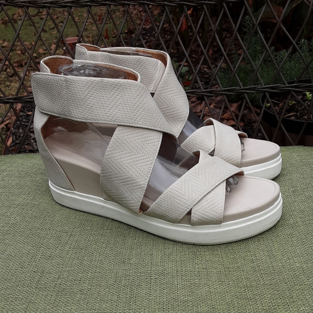 Dr. Scholl's Skips Platform Sandal.